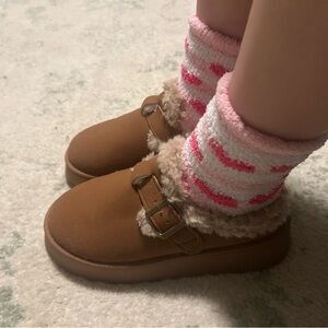 light brown fuzzy platform slippers